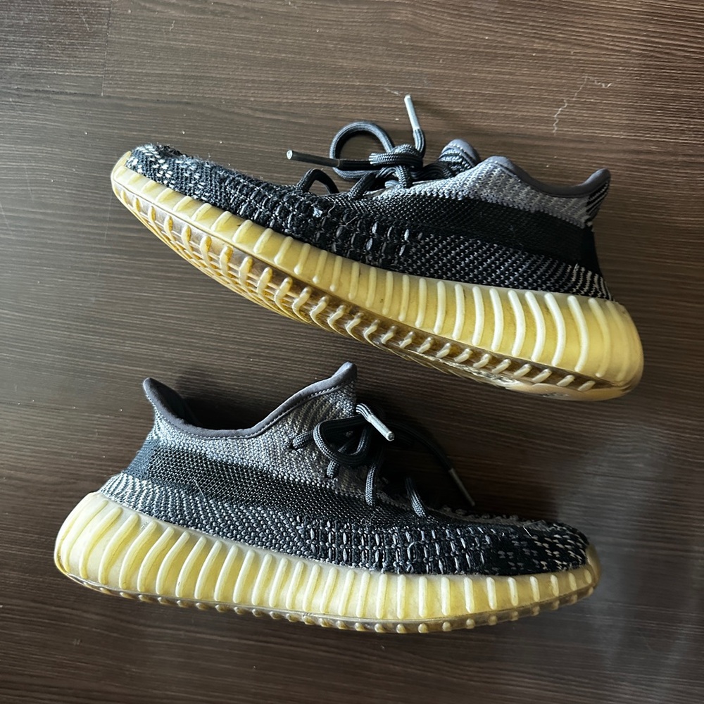 Yeezy 350 v2 carbon